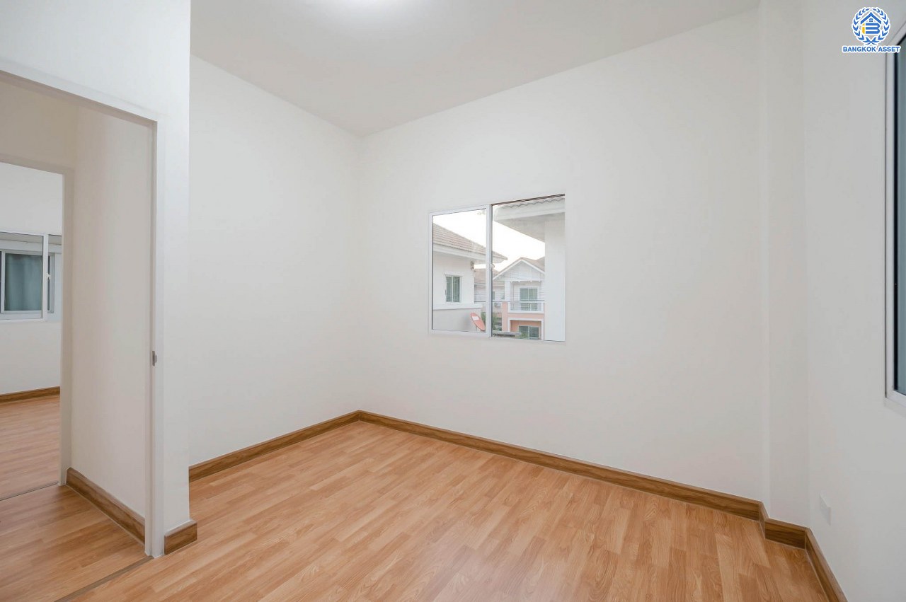 บ้านมือสองตกแต่งใหม่ โครงการ แลนซิโอ วงแหวน-ปิ่นเกล้า เนื้อที่ 37.3 ตร.ว. พื้นที่ใช้สอย 109.33 ตร.ม. พร้อมฟังก์ชัน 3 ห้องนอน 2 ห้องน้ำ จอดรถได้ 1 คัน บนทำเลเดินทางสะดวก ใกล้ถนนกาญจนาภิเษก เข้า-ออกได้หลายเส้นทาง ใกล้จุดขึ้นทางด่วน "ศรีรัช" และรถไฟฟ้าสายสีม่วง "สถานีสามแยกบางใหญ่"